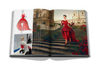 Libro abierto: ilustraciones y foto de vestido rojo en escalinatas