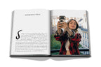 Libro abierto: páginas de introducción y foto de mujer con cámara en la ciudad