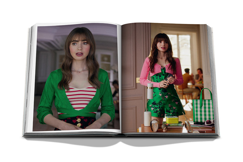 Libro abierto: mujer con vestido verde de rayas rojas y verdes en interiores