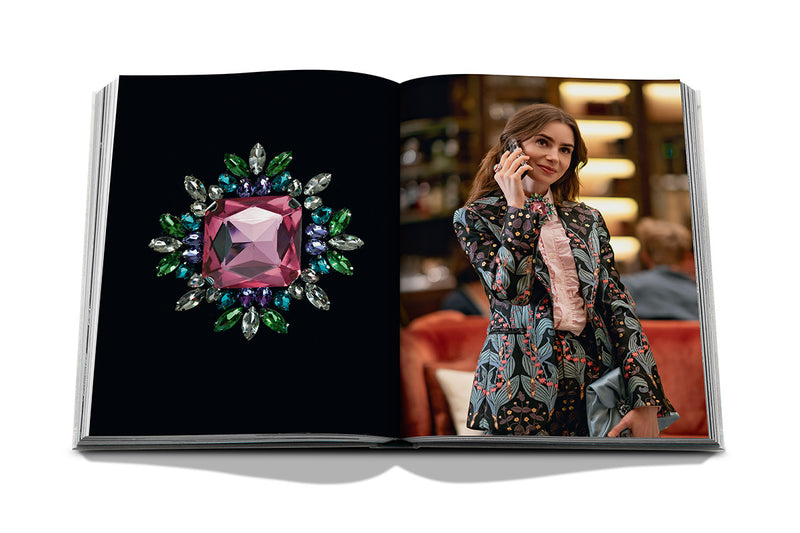 Libro abierto: broche con piedras de colores y mujer con abrigo estampado