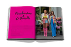 Libro abierto: página rosa con texto y dos mujeres con looks coloridos