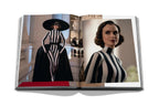Libro abierto: vestido a rayas con sombrero y retrato de mujer con peinado retro