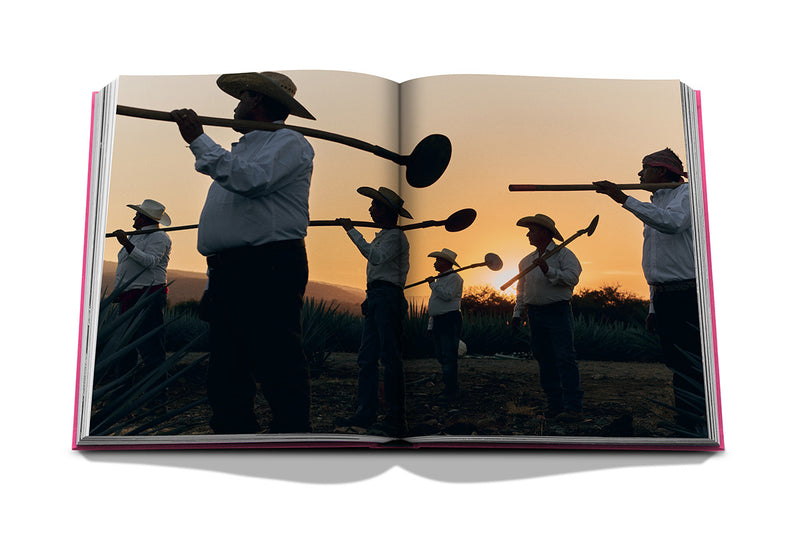 Libro abierto con foto de personas con sombrero y barriles en el campo