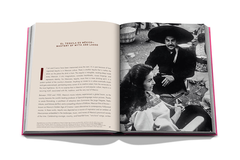 Libro abierto con texto a la izquierda y foto en blanco y negro de personas con sombrero