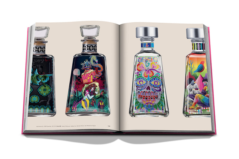 Libro abierto con botellas decoradas y diseños coloridos fotografiados