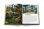 Libro abierto con páginas ilustradas de jardín y edificios, con texto en la derecha