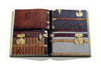 Libro abierto con fotos de baúles de viaje y detalles de correas y candados