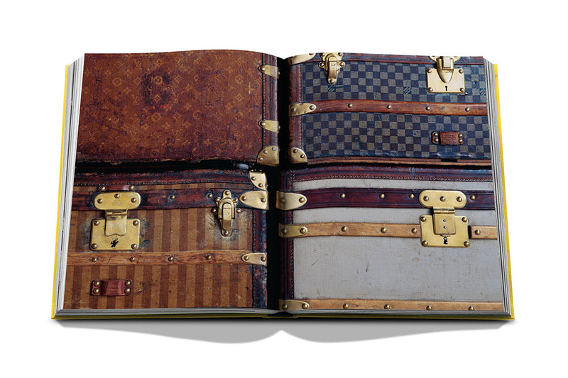 Libro abierto con fotos de baúles de viaje y detalles de correas y candados