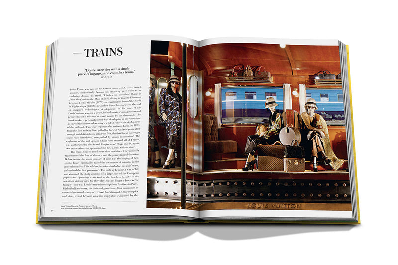 Libro abierto con sección TRains y fotografía de tren interior con personas
