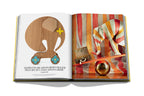 Libro abierto con ilustración de elefantes y texto en la página izquierda
