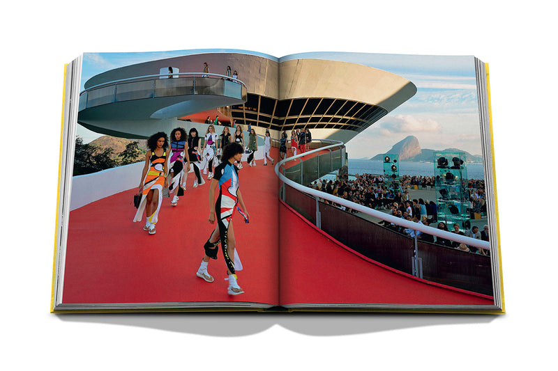 Libro abierto con foto de cubierta de crucero roja y personas caminando