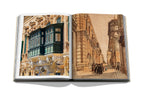 Libro abierto con fotos de edificios de piedra y balcones en calles históricas