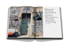 Libro abierto con páginas de texto y collage fotográfico de pared urbana