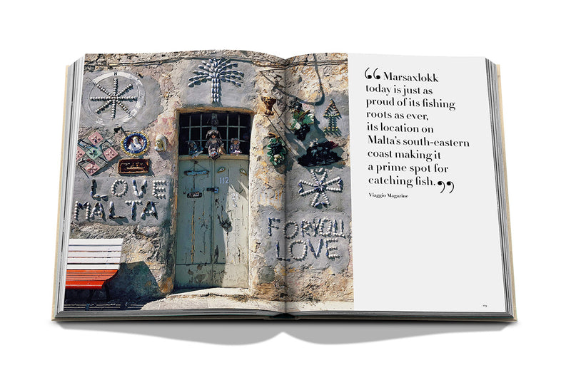 Libro abierto con páginas de texto y collage fotográfico de pared urbana
