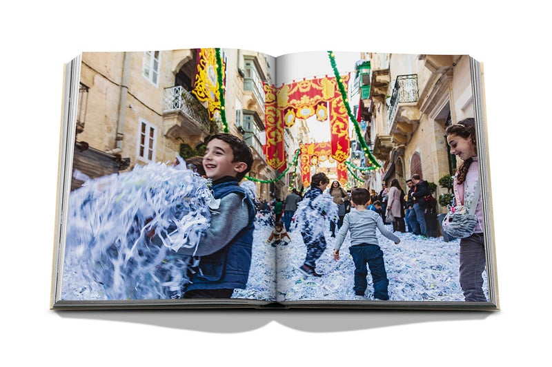 Libro abierto con foto de desfile festivo con espuma y personas