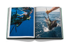 Libro abierto con fotos de buceo y de un pez grande saltando en el mar
