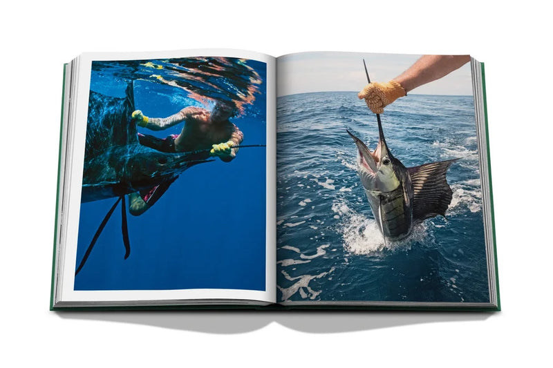 Libro abierto con fotos de buceo y de un pez grande saltando en el mar