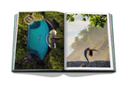 Libro abierto con foto de piscina azul en selva y persona saltando junto al mar