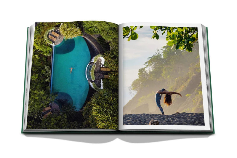 Libro abierto con foto de piscina azul en selva y persona saltando junto al mar