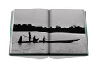 Libro abierto en blanco y negro con personas en bote remando sobre el agua