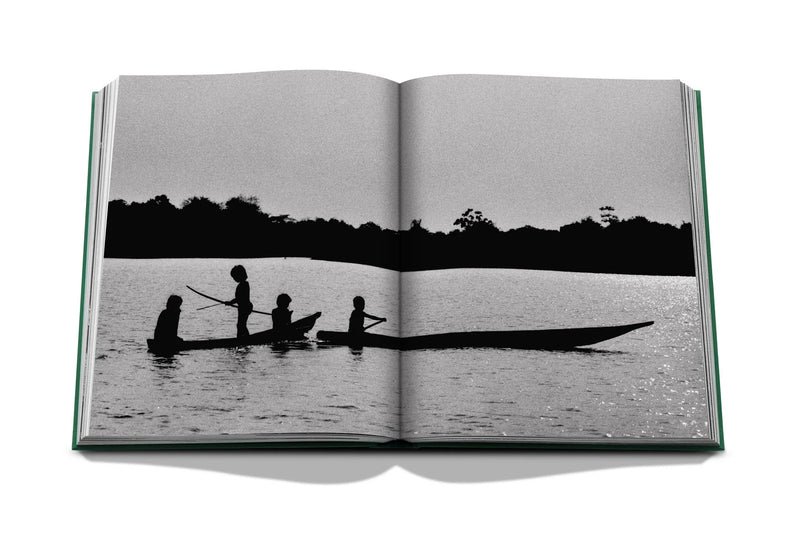 Libro abierto en blanco y negro con personas en bote remando sobre el agua
