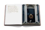 Libro abierto con texto y foto de ventana con un gato asomado