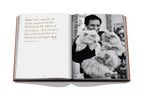Libro abierto con cita y foto en blanco y negro de gato entre mantas