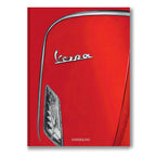 Libro de tapa roja con carátula Vespa y faro, edición Assouline.