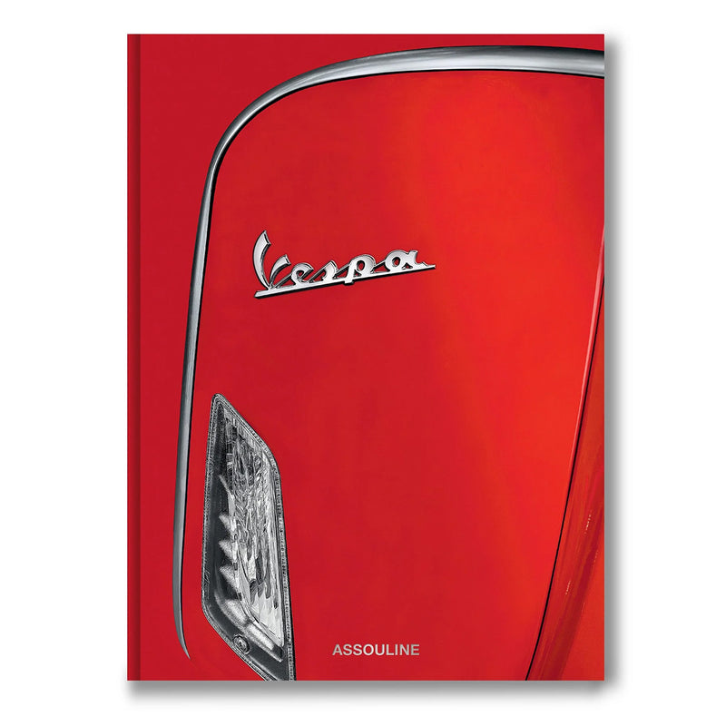 Libro de tapa roja con carátula Vespa y faro, edición Assouline.