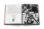 Libro abierto con texto y foto de mujer sobre Vespa, página doble.