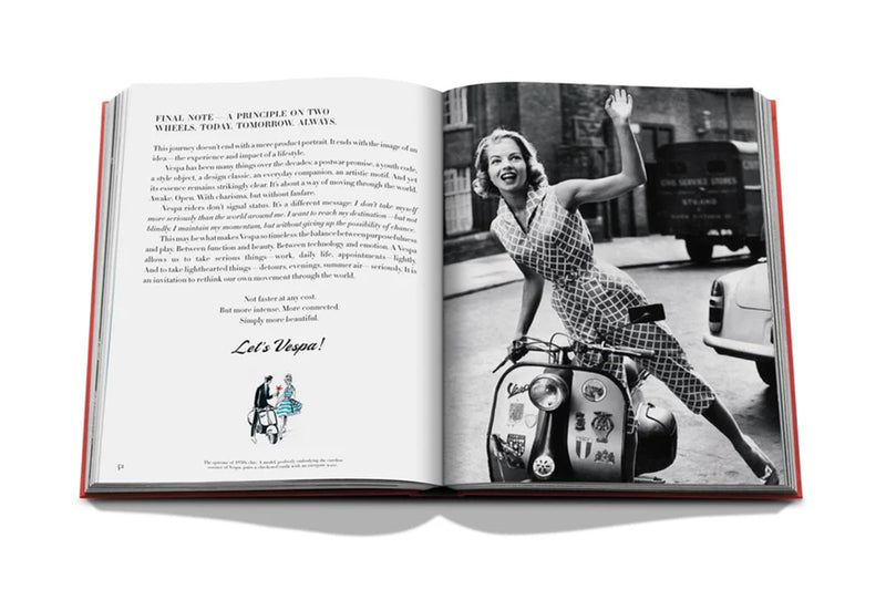 Libro abierto con texto y foto de mujer sobre Vespa, página doble.