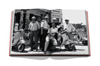 Libro abierto con fotografía en blanco y negro de Vespa y personas.