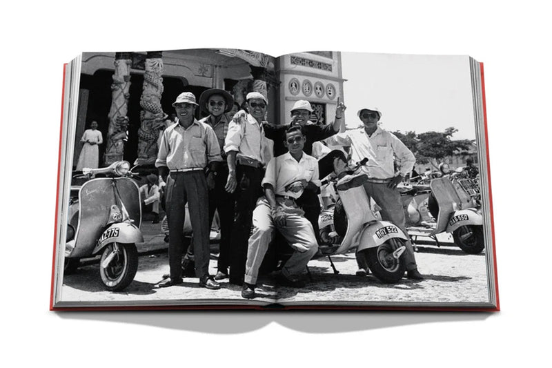 Libro abierto con fotografía en blanco y negro de Vespa y personas.