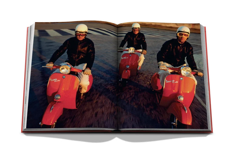 Libro abierto con tres Vespa rojas y conductores con casco.