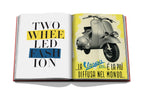 Libro abierto con texto destacado y Vespa gris, composición a color.