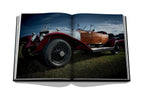 Libro abierto con fotos de dos autos clásicos en doble página