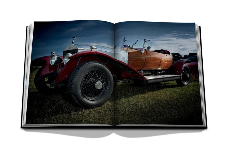 Libro abierto con fotos de dos autos clásicos en doble página
