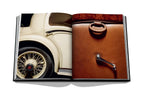 Libro abierto con interior de auto clásico: tablero y puerta de cuero marrón
