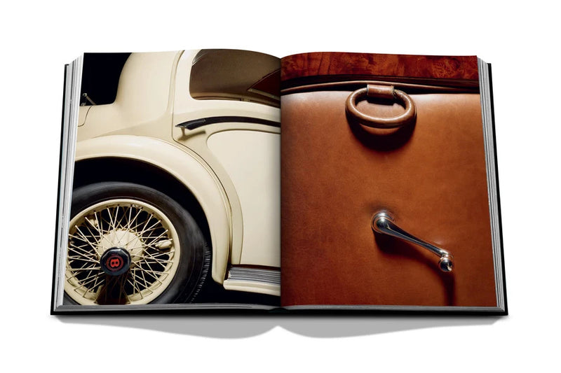 Libro abierto con interior de auto clásico: tablero y puerta de cuero marrón