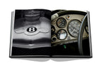Libro abierto con motor y tablero de auto clásico negro con relojes