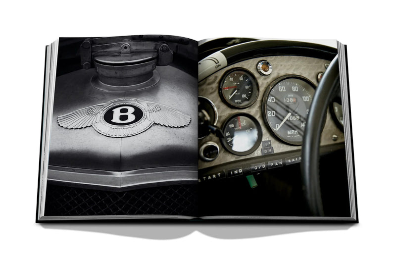 Libro abierto con motor y tablero de auto clásico negro con relojes