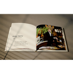 Libro de interiorismo abierto, página con texto y foto de interior