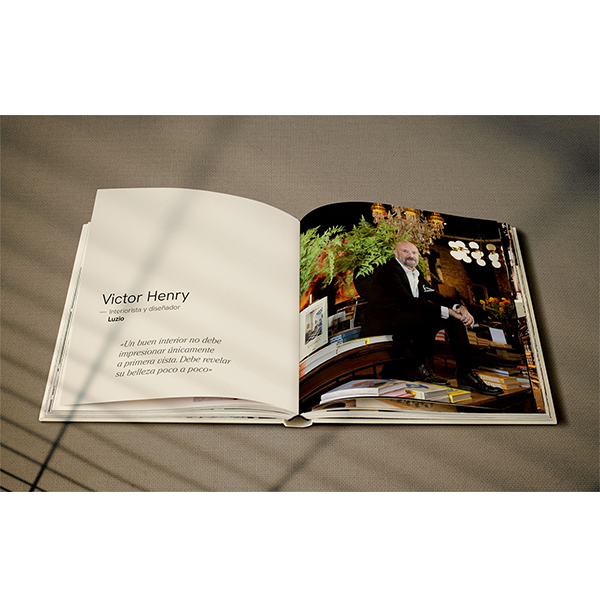 Libro de interiorismo abierto, página con texto y foto de interior