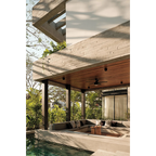 Página del libro con patio moderno y piscina, madera y paredes de piedra claras.