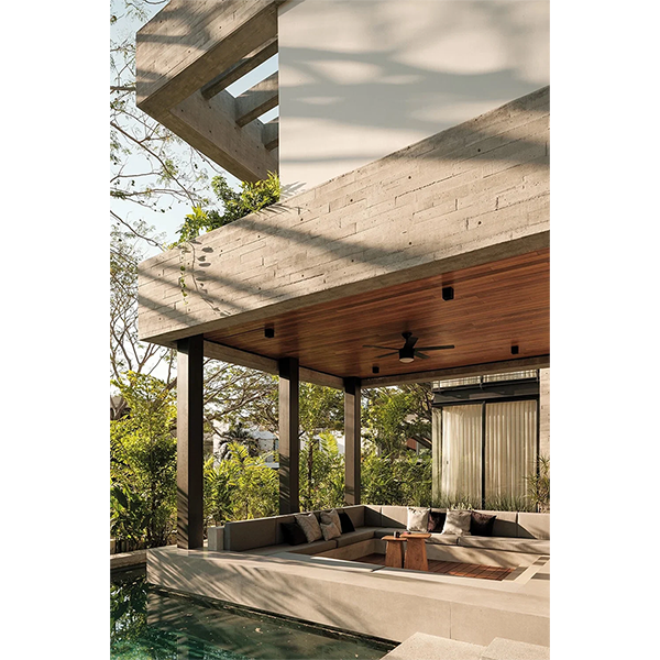 Página del libro con patio moderno y piscina, madera y paredes de piedra claras.