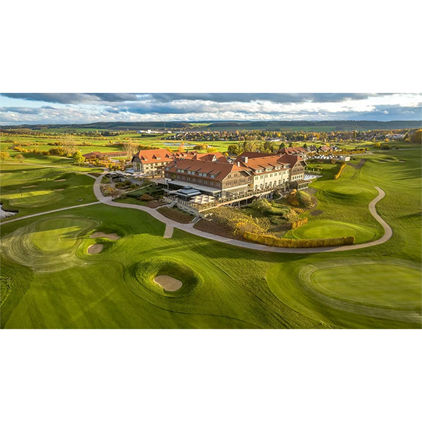 Libro GOLF con vista aérea de campo verde, complejo y senderos sinuosos.