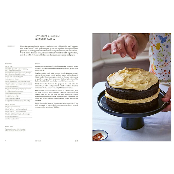 Libro de cocina japonesa abierto con receta y persona sosteniendo un pastel de crema
