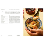 Libro de cocina japonesa abierto con receta y mano sosteniendo un cuenco con comida crujiente