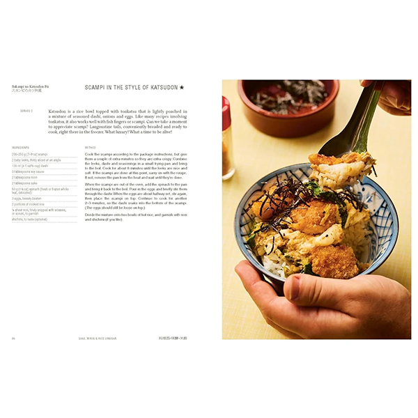 Libro de cocina japonesa abierto con receta y mano sosteniendo un cuenco con comida crujiente