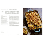 Libro de cocina japonesa abierto con receta y fuente de coliflor gratinada